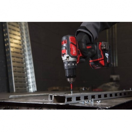 Дрель-шуруповерт аккумуляторная Milwaukee M18 BDD-402C Дрель-шуруповерт аккумуляторная Milwaukee M18 BDD-402C