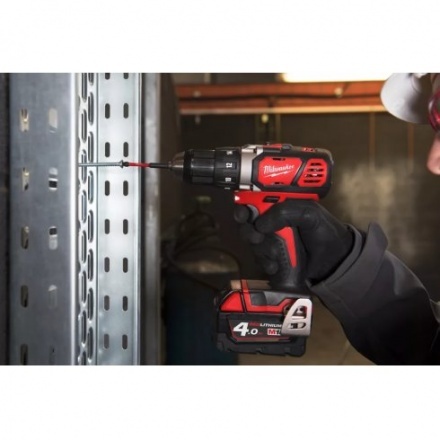Дрель-шуруповерт аккумуляторная Milwaukee M18 BDD-402C Дрель-шуруповерт аккумуляторная Milwaukee M18 BDD-402C