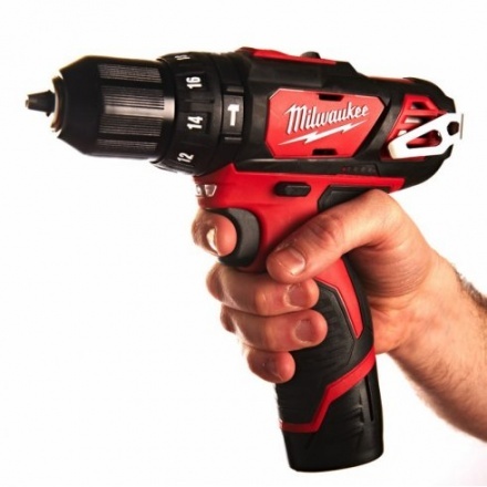 Аккумуляторная дрель-шуруповерт Milwaukee M12 BPD-202С Аккумуляторная дрель-шуруповерт Milwaukee M12 BPD-202С