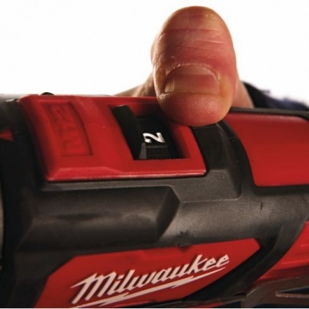 Аккумуляторная дрель-шуруповерт Milwaukee M12 BPD-202С Аккумуляторная дрель-шуруповерт Milwaukee M12 BPD-202С