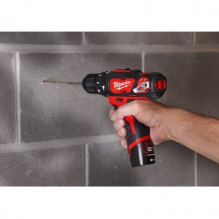 Аккумуляторная дрель-шуруповерт Milwaukee M12 BPD-202С Аккумуляторная дрель-шуруповерт Milwaukee M12 BPD-202С