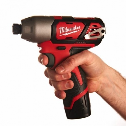 Аккумуляторный шуруповерт Milwaukee M12 BID-202С Аккумуляторный шуруповерт Milwaukee M12 BID-202С