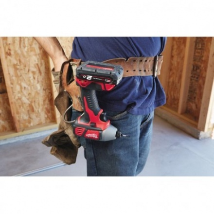 Аккумуляторный шуруповерт Milwaukee M18 BID-402C 4933443580 Аккумуляторный шуруповерт Milwaukee M18 BID-402C 4933443580