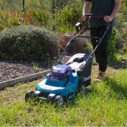 Газонокосилка аккумуляторная Makita DLM382Z Газонокосилка аккумуляторная Makita DLM382Z