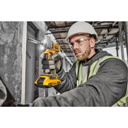 Винтоверт DeWalt DCF840D2T (с 2-мя АКБ, кейс) Винтоверт DeWalt DCF840D2T (с 2-мя АКБ, кейс)