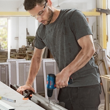 Дрель-шуруповерт аккумуляторная Bosch GSR 120-LI Professional (06019G8000) Дрель-шуруповерт аккумуляторная Bosch GSR 120-LI Professional (06019G8000)