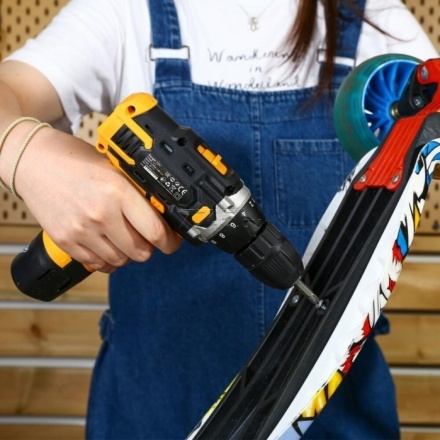 Дрель-шуруповерт аккумуляторная DEKO Banger 12V (063-4130) Дрель-шуруповерт аккумуляторная DEKO Banger 12V (063-4130)